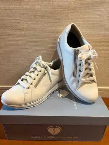 durea 화이트 가죽 스니커즈