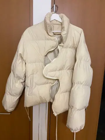크림색 변형 다운 자켓 지퍼 포함
