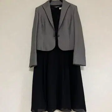 그레이 자켓과 블랙 드레스 세트
