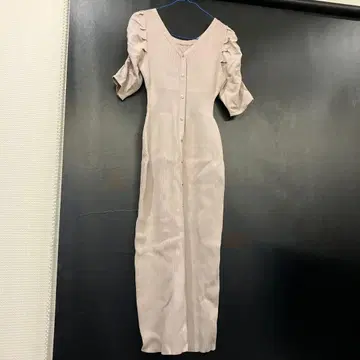 베이지 프릴 소매 롱 원피스