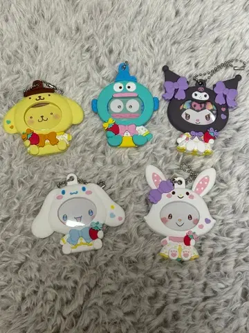 딸기신문 사진 배지 부착 마스코트