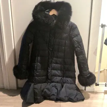 Chesty 후드 부착 페플럼 롱 다운 자켓 블랙 검정 체스티