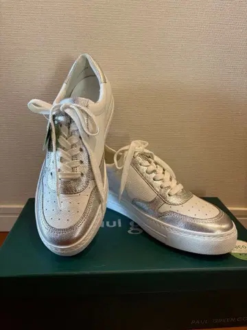 폴 그린 화이트/실버 스니커즈