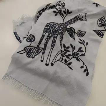 3423 TARA BLANCA 기린 패턴 숄