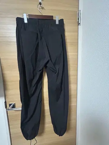 아다스트리아 블랙과 브라운 포켓 부착 팬츠