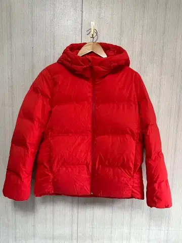 UNIQLO 심리스 후드 부착 레드 다운 자켓 M