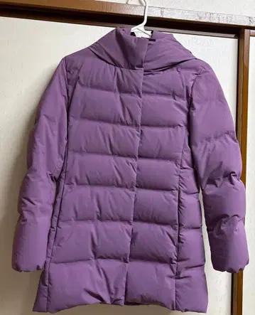 유니클로 심리스 다운 퍼플 다운 자켓 후드 부착