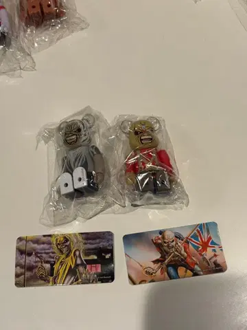 베어브릭 시리즈 51 아이언 메이든 앞뒤