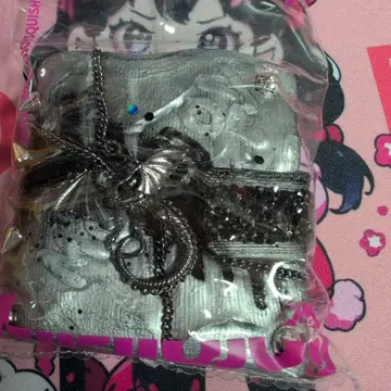 Mellojoy 실버와 블랙 장식 아이템 스퀴즈