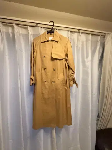 베이지 더블 브레스트 트렌치코트