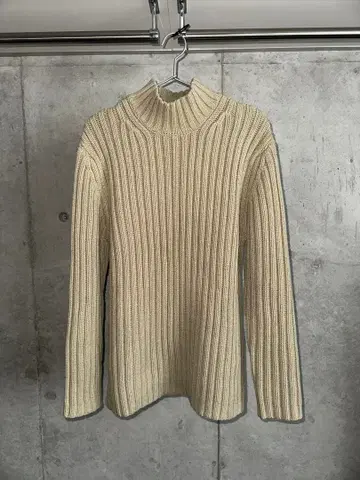 베이지 리브 하이넥 스웨터