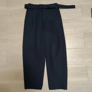 ATTACHMENT 울 개버딘 2 플리츠 테이퍼드 핏 트라우저