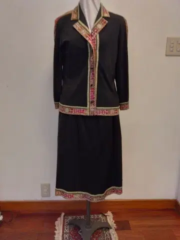 자수 장식 블랙 스커트 세트