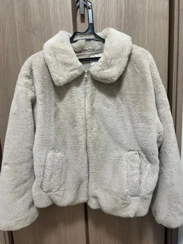 크림색 보아 자켓 카라 부착