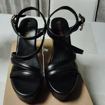 블랙 스트랩 샌들 하이힐