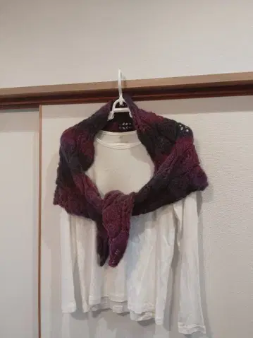 대바늘 뜨기 삼각형 숄 나뭇잎 무늬 적자색 염색 그라데이션