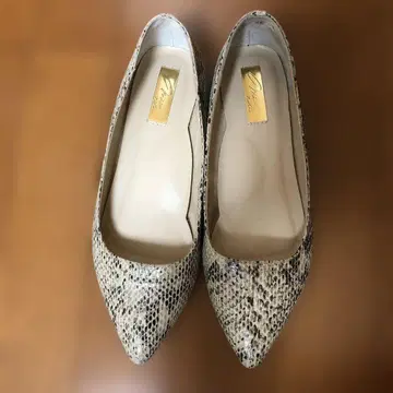 미오노티스 스네이크 패턴 스틸레토 플랫슈즈