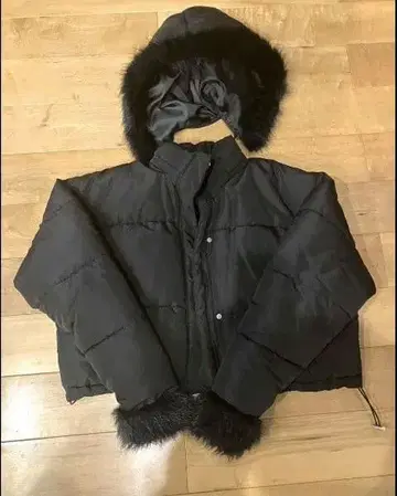 퍼 달린 숏 다운 자켓 블랙