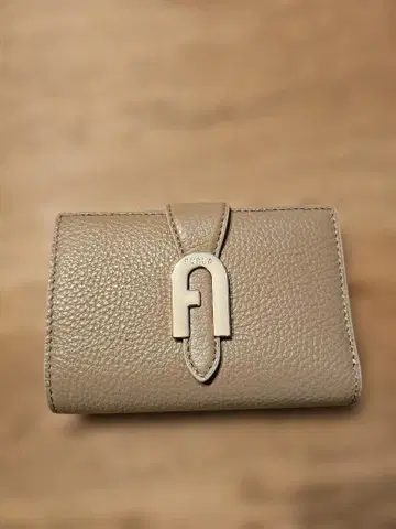 FURLA 베이지 접이식 지갑