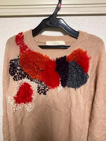 TELA 자수 포함 베이지 긴팔 니트