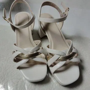 화이트 스트랩 샌들 하이힐
