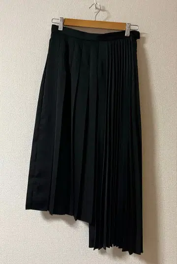 Ray BEAMS 블랙 플리츠 스커트 비대칭 레이빔즈