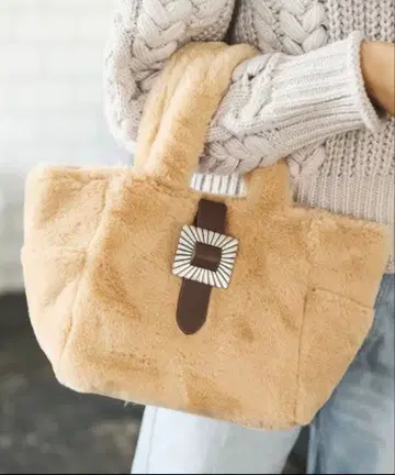 베이지 퍼 토트백 버클 포함