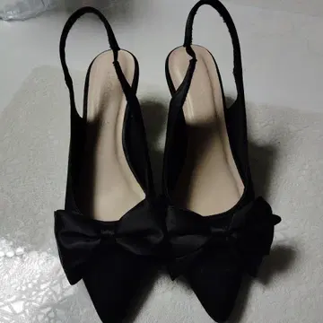 블랙 슬링백 펌프스 리본 포함