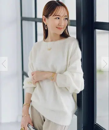 화이트 긴팔 니트 스웨터