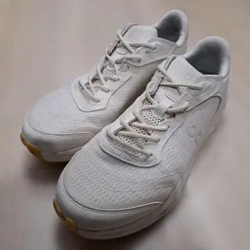 On 화이트 스니커즈