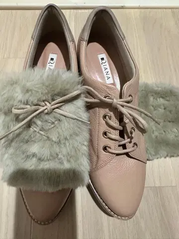 DIANA 베이지 퍼 스니커즈