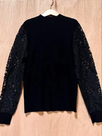 Ballsey 레이스 슬리브 블랙 니트 스웨터