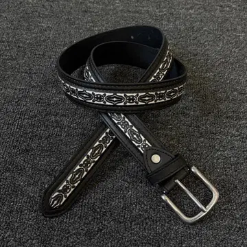 장식적인 무늬가 들어간 블랙 벨트