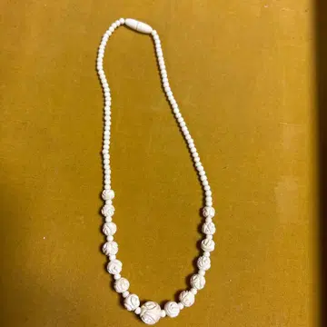 화이트 로즈 모티브 목걸이