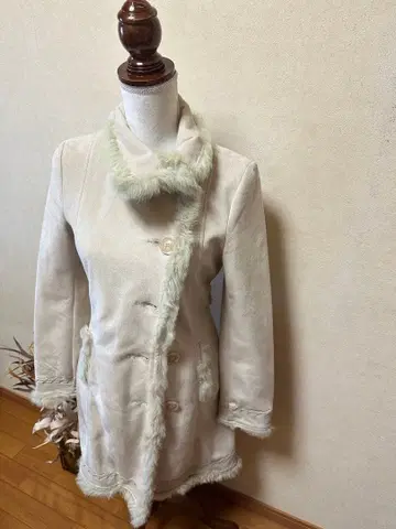 아이보리 인조 모피 옷깃 롱 코트