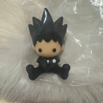 수트 차림의 블랙 컬러 피규어