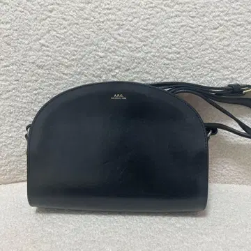 A.P.C. 블랙 가죽 숄더백