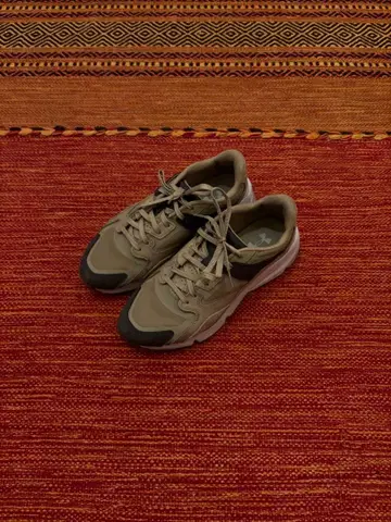 언더 아머 베이지 스니커즈