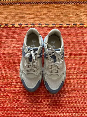 언더 아머 베이지 스니커즈