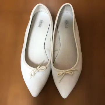 La TENACE 화이트 발레 슈즈 23
