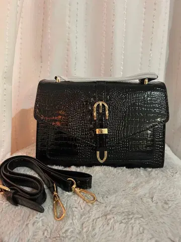 악어 무늬 숄더백 블랙
