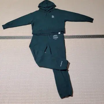 다크 그린 후드 부착 맨투맨 셋업