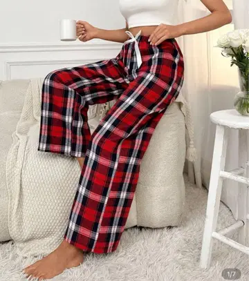 빨간색과 검은색 체크 무늬 와이드 팬츠와 산타 모자 2