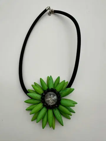 그린 컬러 꽃 모양 목걸이