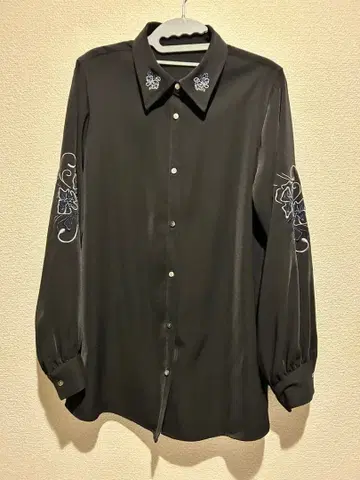 HARE 꽃 자수 블랙 트로미 자수 셔츠