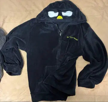 블랙과 그레이의 후드 부착 후드티