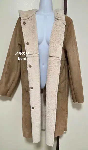 브라운 후드 부착 무스탕풍 코트