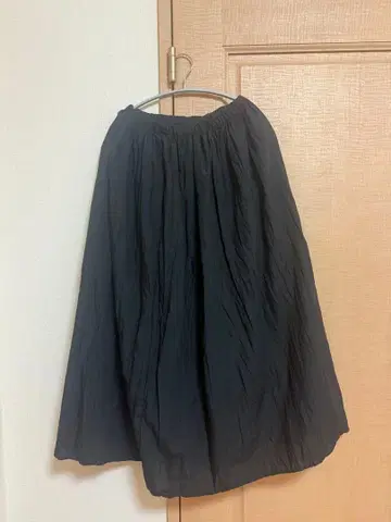 블랙 주름 가공 플레어 스커트