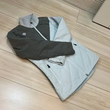 새상품급 얼룩 없음 정가 5만 이하 고급 라인 데상트 골프 플레이 다운