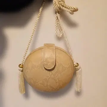 원형 베이지 숄더백 태슬 포함